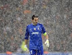 阿扎伦卡连续十二场比赛得分超过出色发挥，篮网不断突破！观众掌声雷动——一场关于坚持与热爱的软文